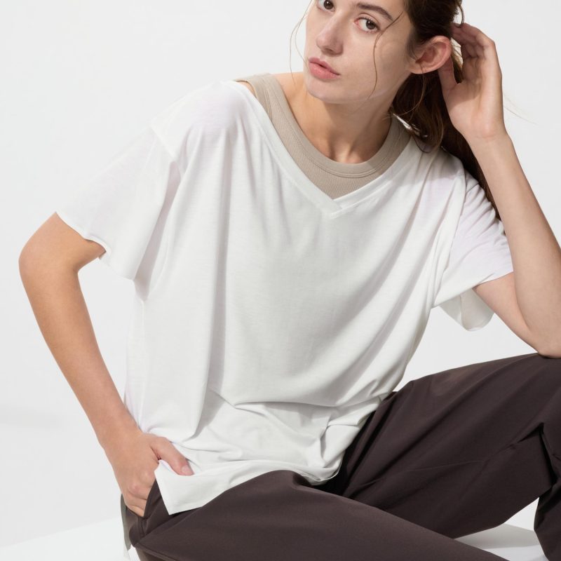 Непринужденная футболка с V-образным вырезом AIRism