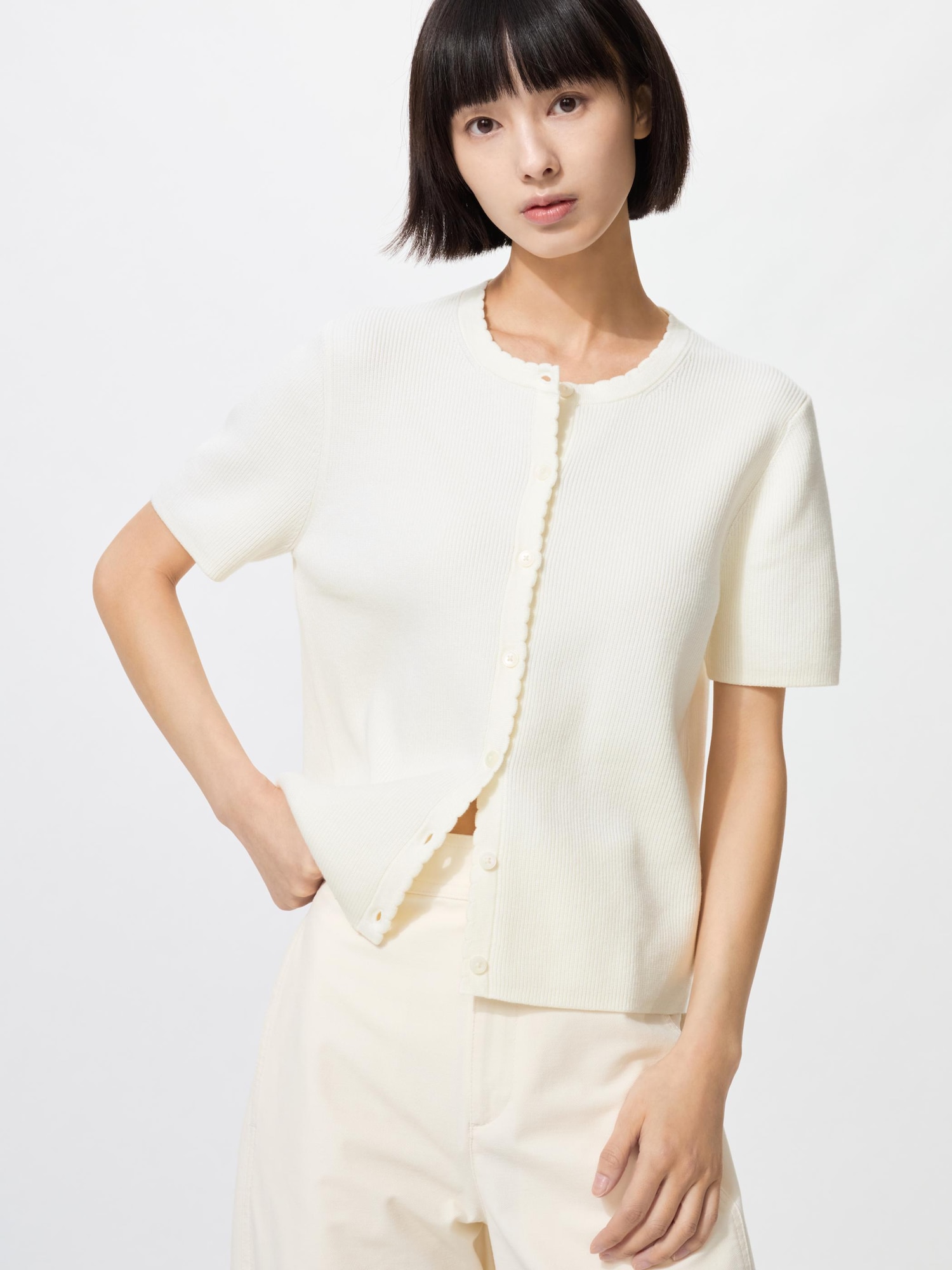 Гарнитур с V-образным вырезом и короткими рукавами