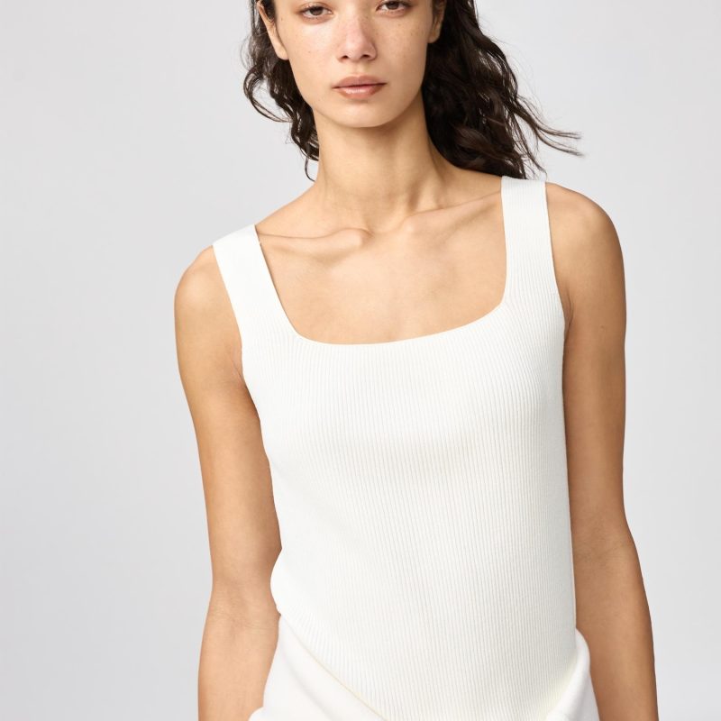 Свободный свитер с объемным узором и квадратным вырезом (без рукавов)