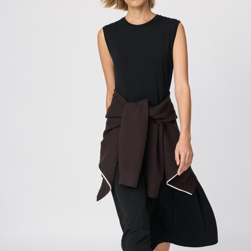 Платье-футляр с расклешённым подолом (без рукавов)