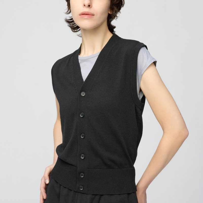 Жилет трикотажный с пуговицами, стирка допустима