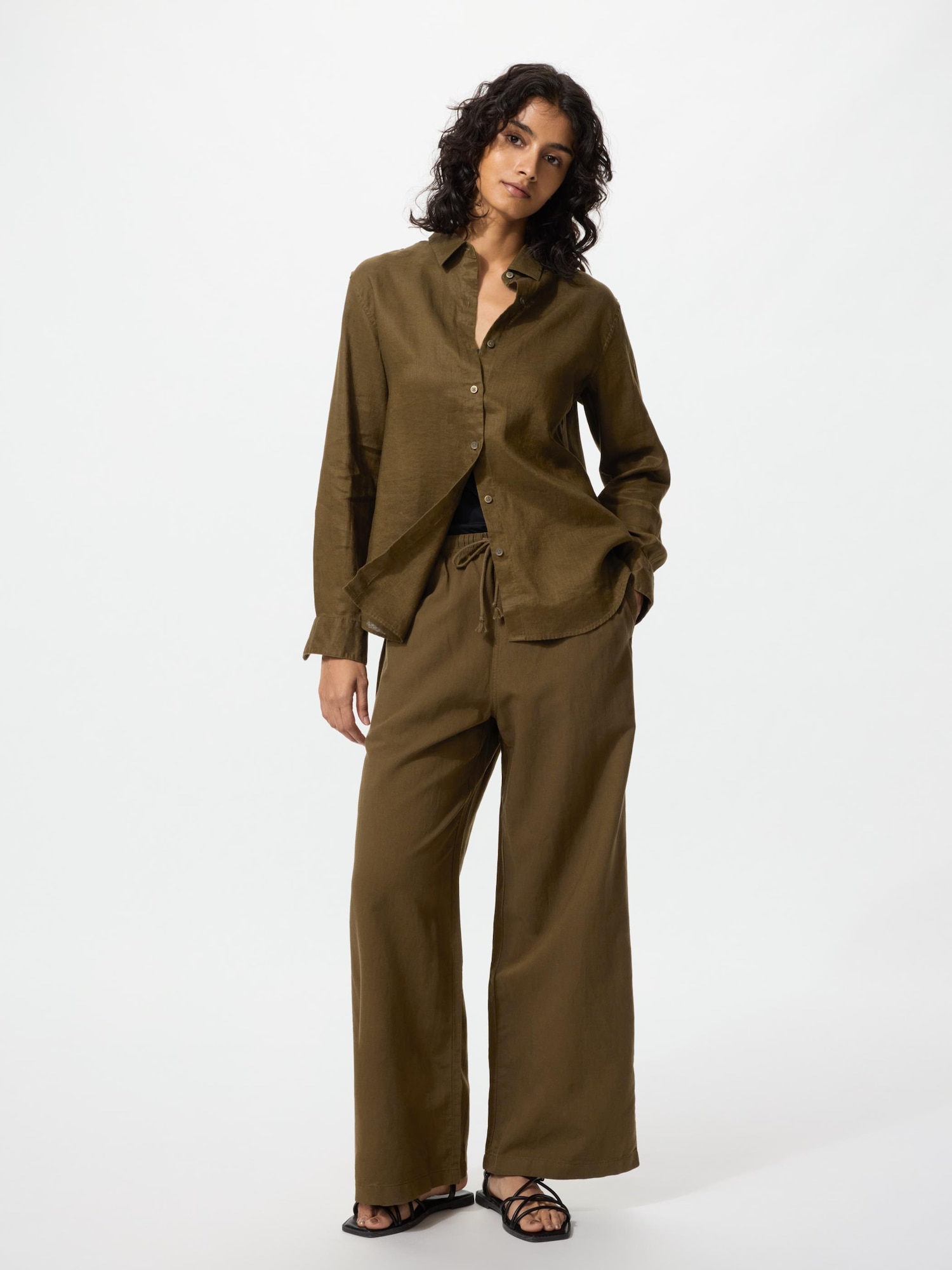 Льняные брюки свободного кроя