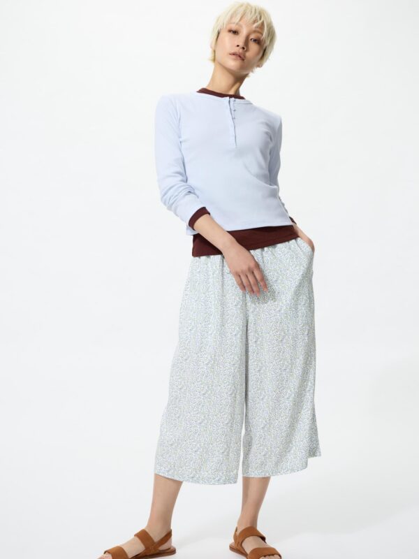 Короткие брюки из вискозы RELACO с мелким цветочным принтом