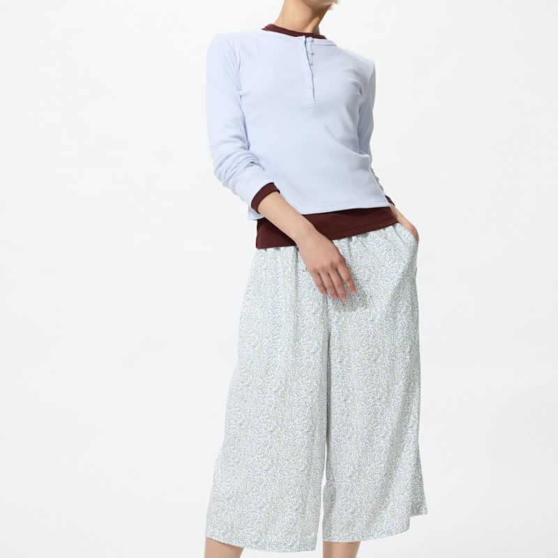 Короткие брюки из вискозы RELACO с мелким цветочным принтом