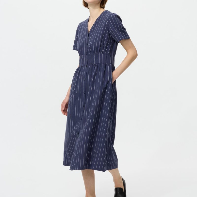 Платье с V-образным вырезом из смесовой льняной ткани (с короткими рукавами)