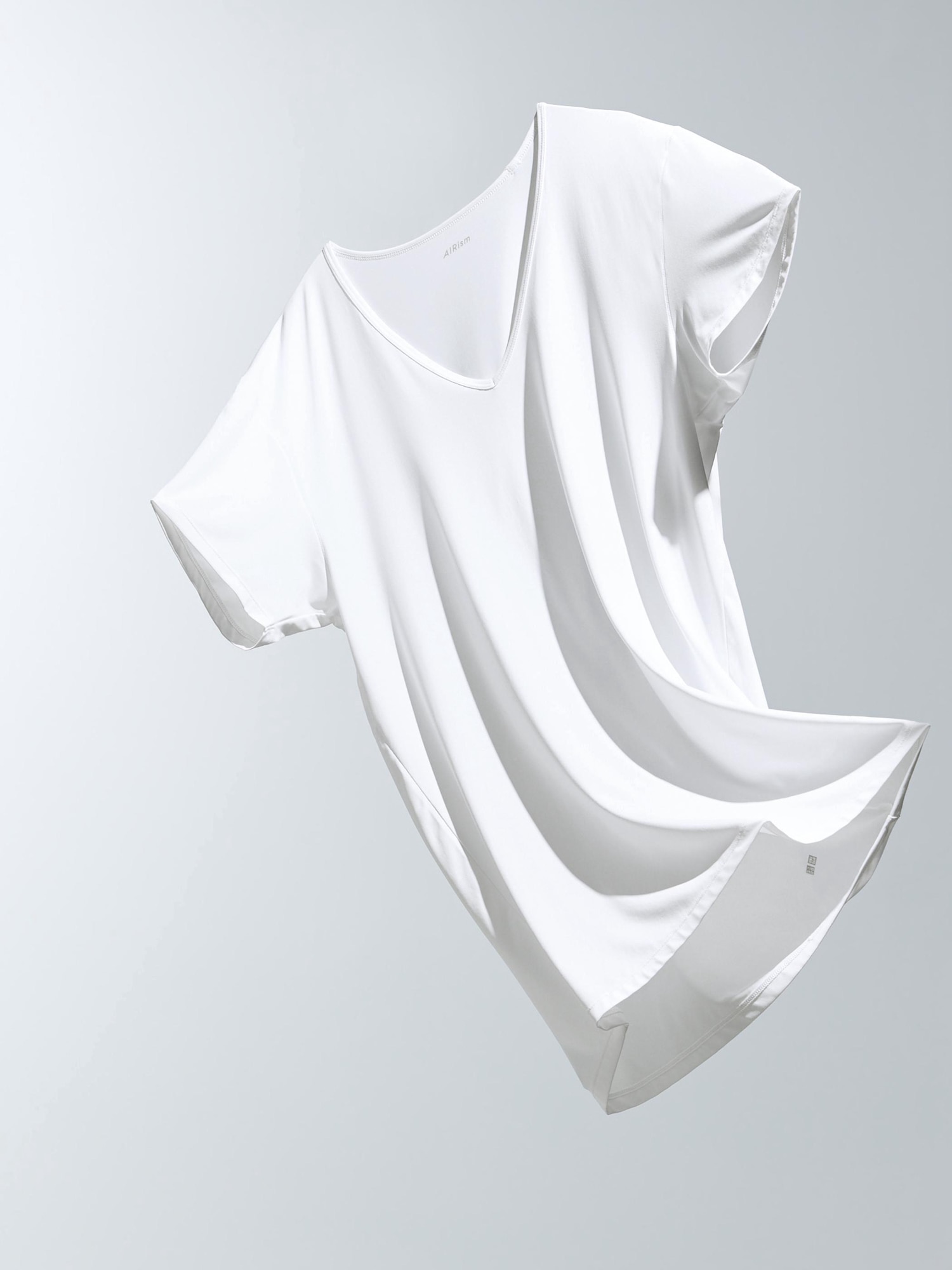 Футболка V-образным вырезом AIRism (с коротким рукавом)