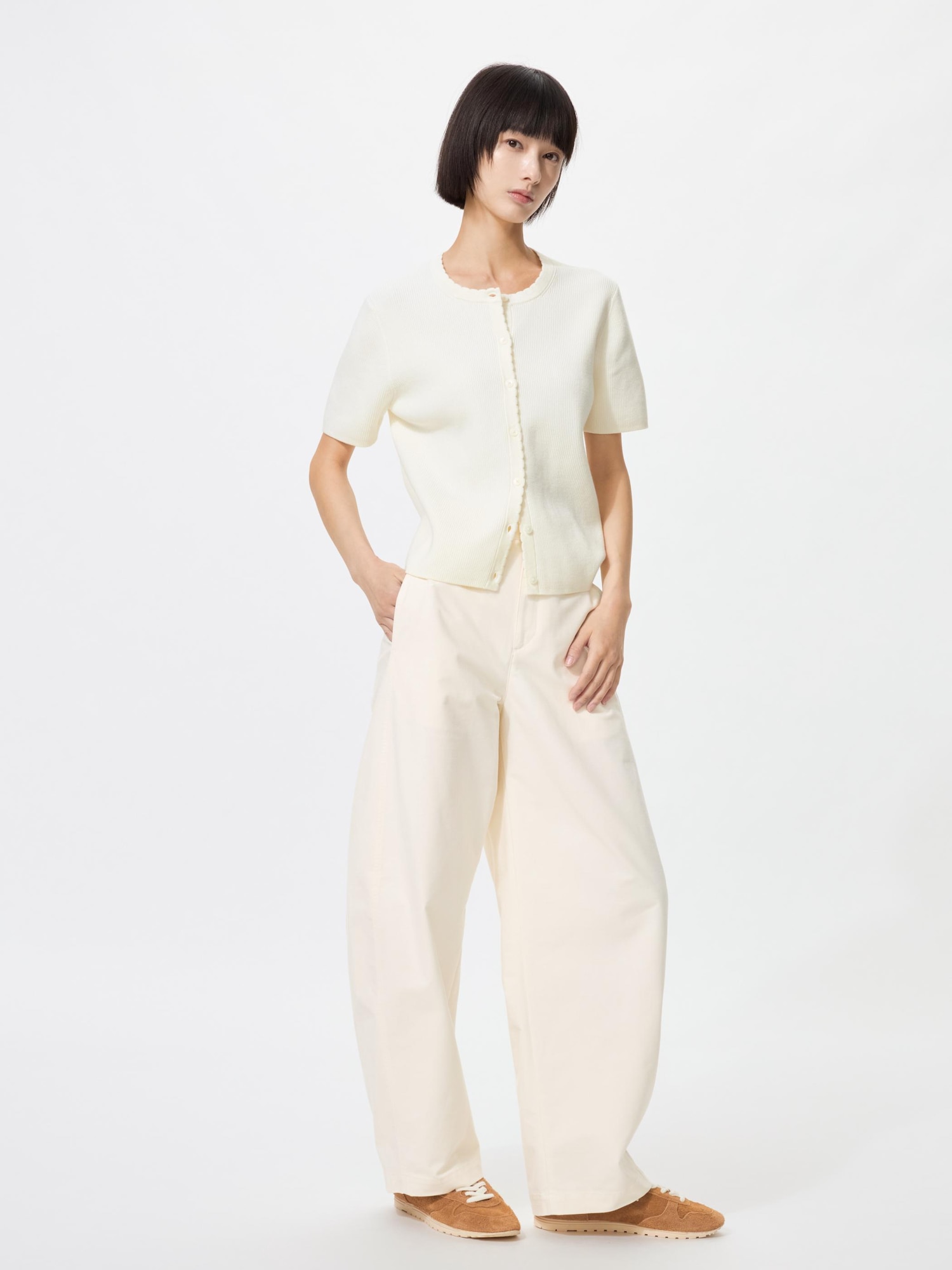 Гарнитур с V-образным вырезом и короткими рукавами