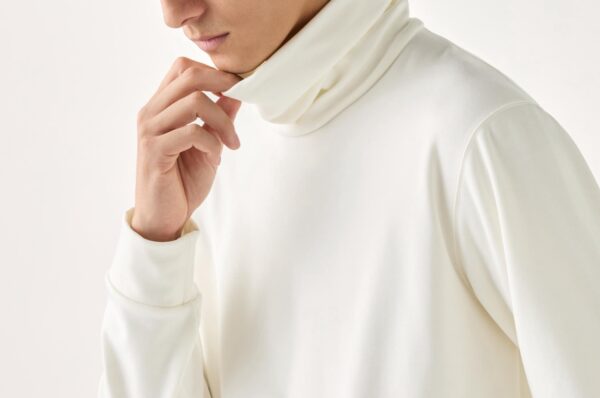 Ультратеплая футболка-водолазка HEATTECH с высоким воротом