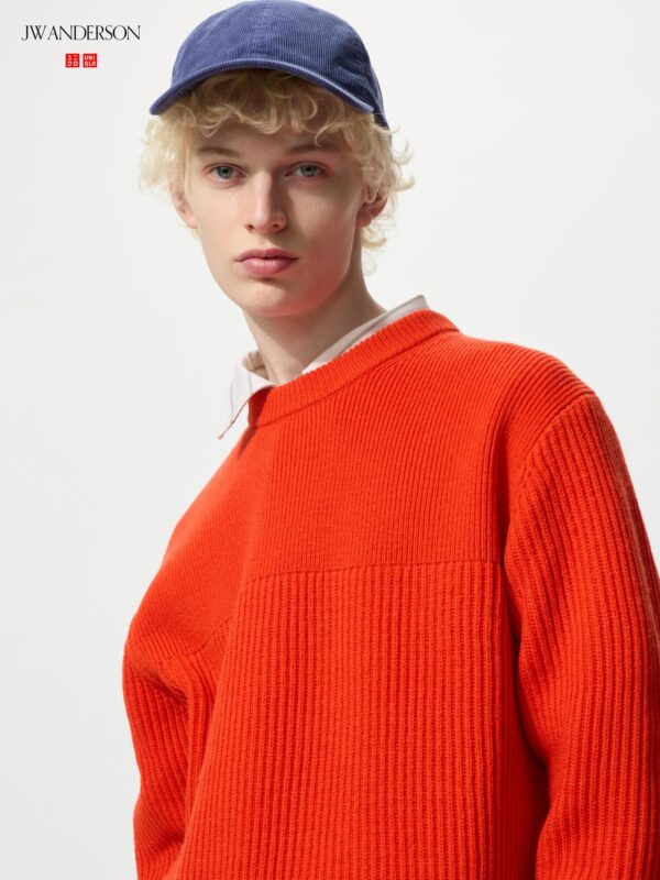 Свитер с круглым вырезом в рубчик и длинными рукавами