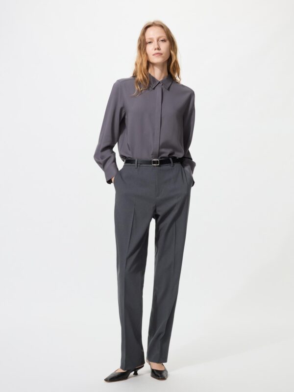 Впечатляющие узкие брюки увеличенной длины