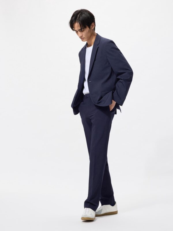 Прикасаясь к брюкам