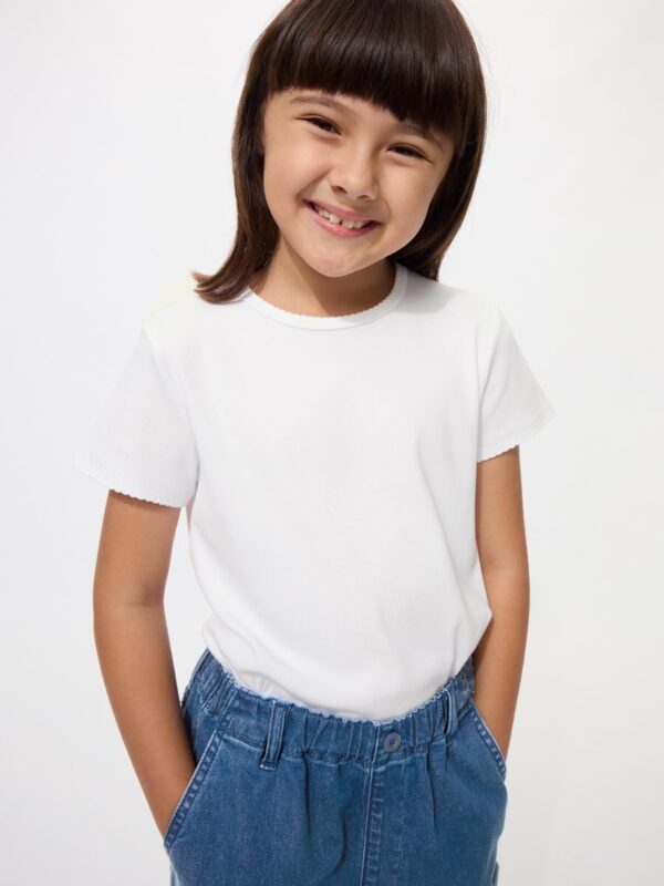 Девушки в ребристой футболке