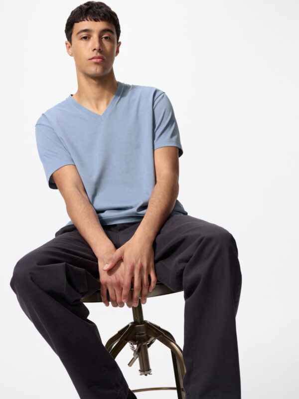 Однотонная футболка с V-образным вырезом