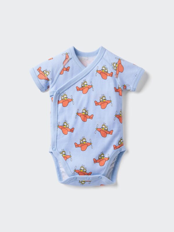 Боди из коллекции «Иллюстрированные книги» Усако-чан летит на самолёте, с передней застёжкой