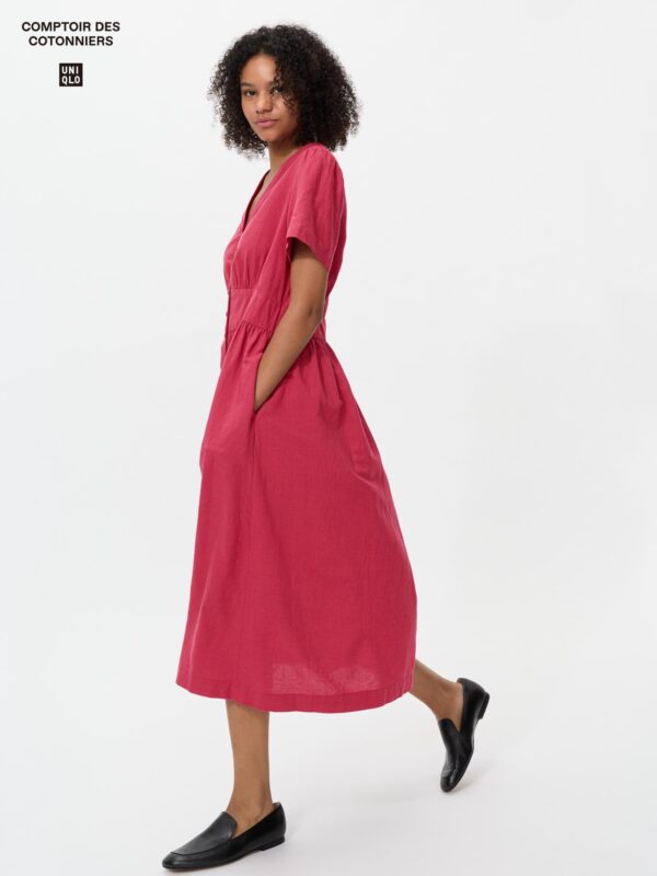 Платье с V-образным вырезом из смесовой льняной ткани (с короткими рукавами)