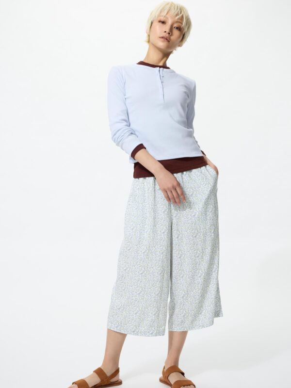 Короткие брюки из вискозы RELACO с мелким цветочным принтом