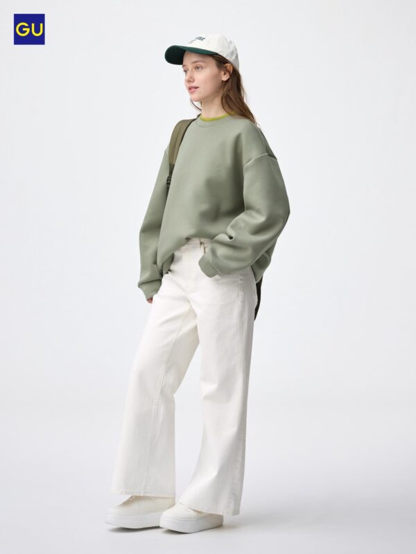 Джинсы с расклешенным низом GU